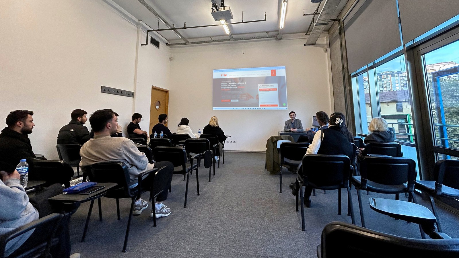 İstanbul Bilgi Üniversitesi'nde konuşmacıları dinleyen öğrenciler, 19 Ekim 2026